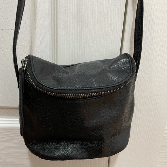 Abercrombie & Fitch cross-body bag - Picture 2 of 3